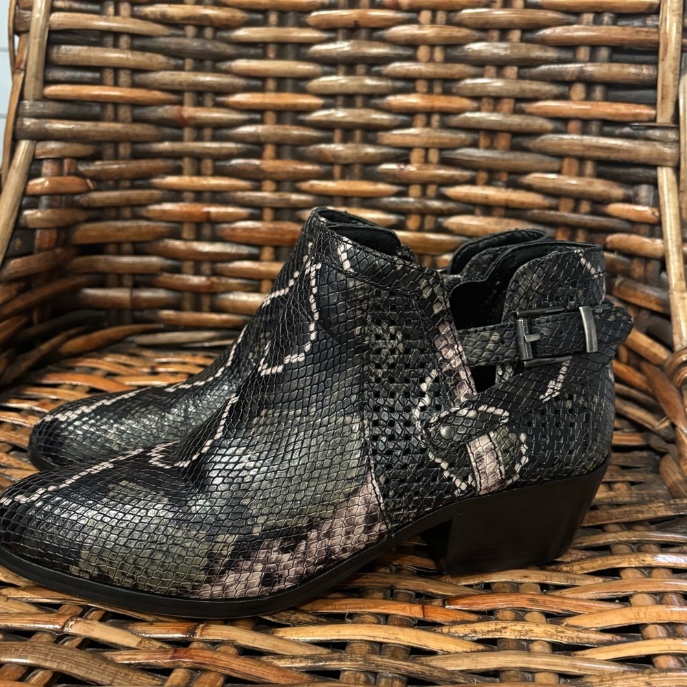 Vince Camuto Women's
Pamma Snake Print Block Heel
Booties Olive Multi Size 9